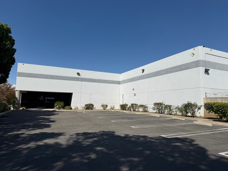 391 Elizabeth Ln, Corona, CA for lease - Building Photo - Image 1 of 6