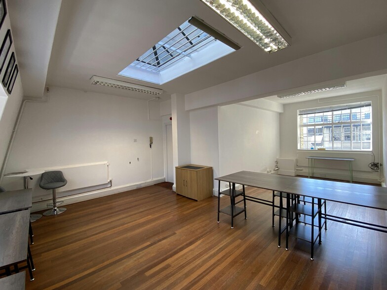 65 Margaret St, London for lease - Building Photo - Image 3 of 23