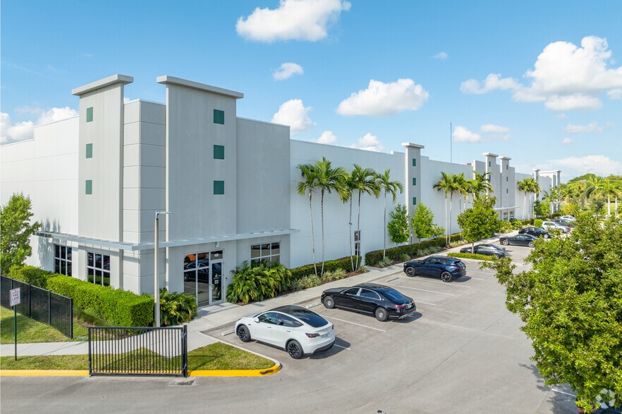 2751 Commerce Center Way, Pembroke Park, FL for lease - Primary Photo - Image 1 of 5