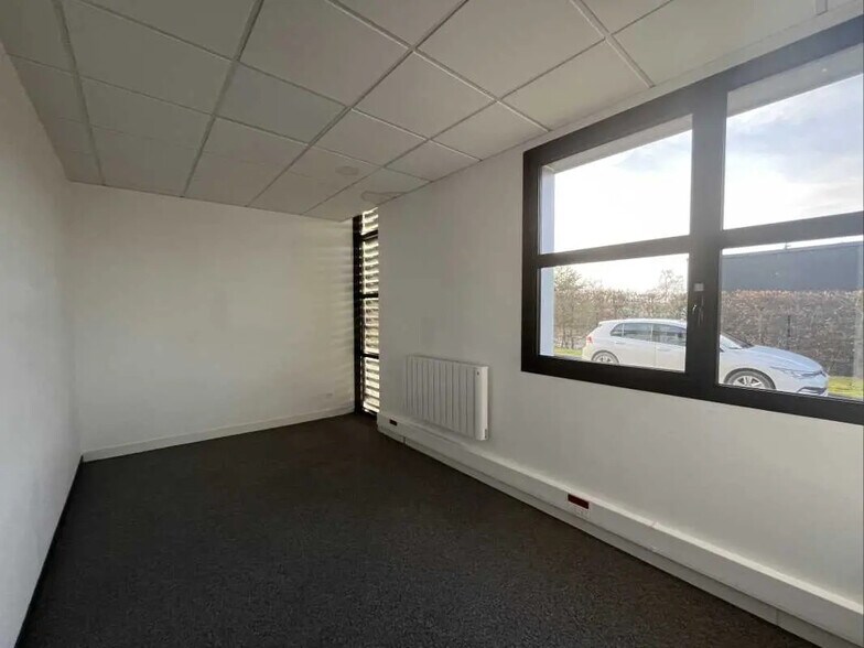 Office in Saint-Quentin for lease - Building Photo - Image 2 of 4