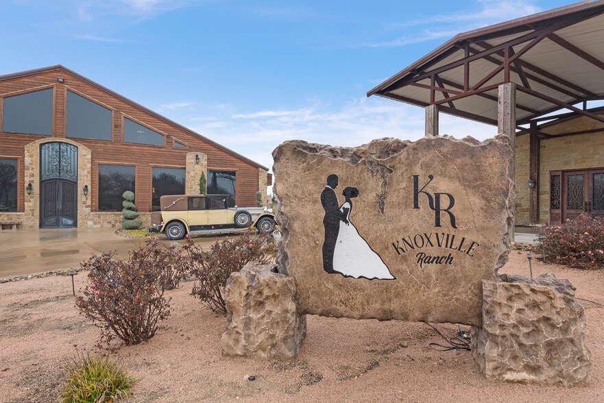 4899 Leroy Pky, Elm Mott, TX for sale - Primary Photo - Image 1 of 79