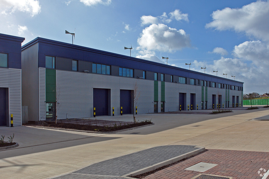 Goulds Clos, Milton Keynes for lease - Primary Photo - Image 1 of 5