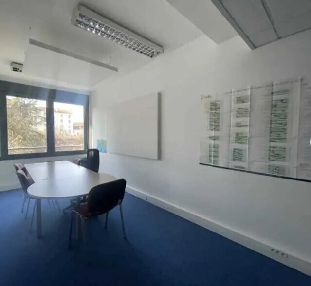 Office in Lyon for lease - Interior Photo - Image 3 of 9
