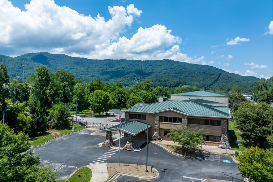 172 Riverbend St, Waynesville, NC for lease - Primary Photo - Image 1 of 30