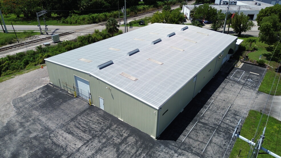 1585 Seaboard St, Fort Myers, FL for sale - Building Photo - Image 2 of 11