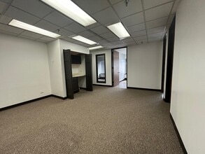 8831-8833 Gross Point Rd, Skokie, IL for lease Interior Photo- Image 2 of 7