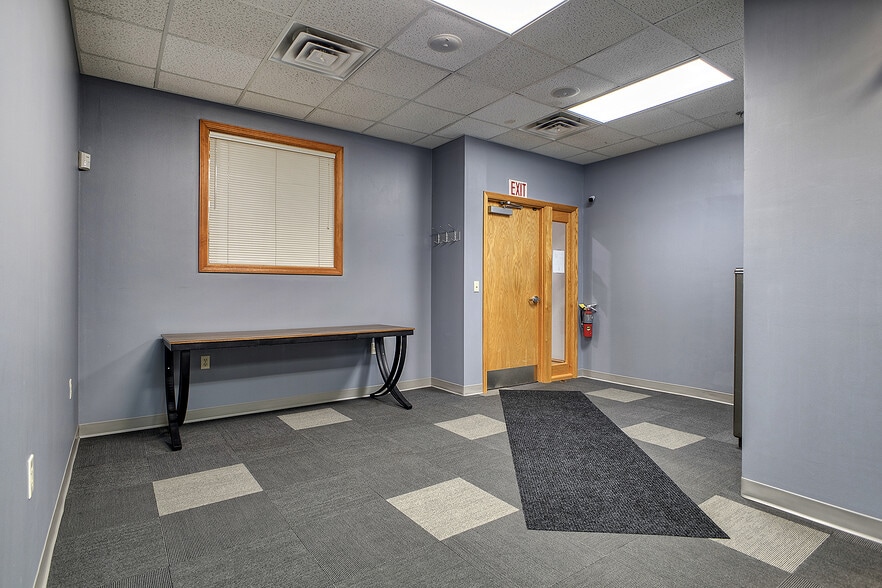 911 Ligonier St, Latrobe, PA for sale - Interior Photo - Image 2 of 18