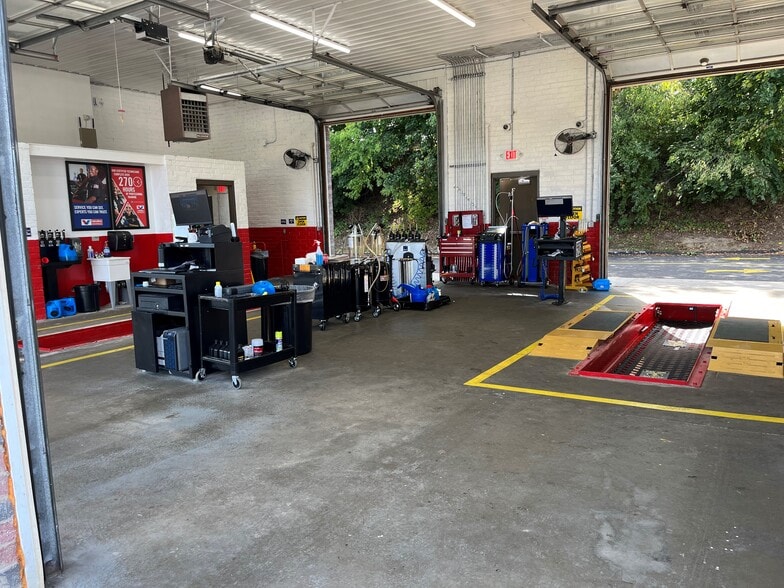 698 S Pike Rd, Sarver, PA for sale - Interior Photo - Image 2 of 6