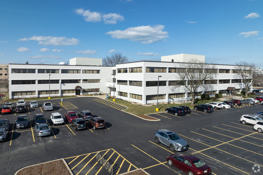 707 Lake Cook Rd, Deerfield, IL for lease - Building Photo - Image 1 of 8