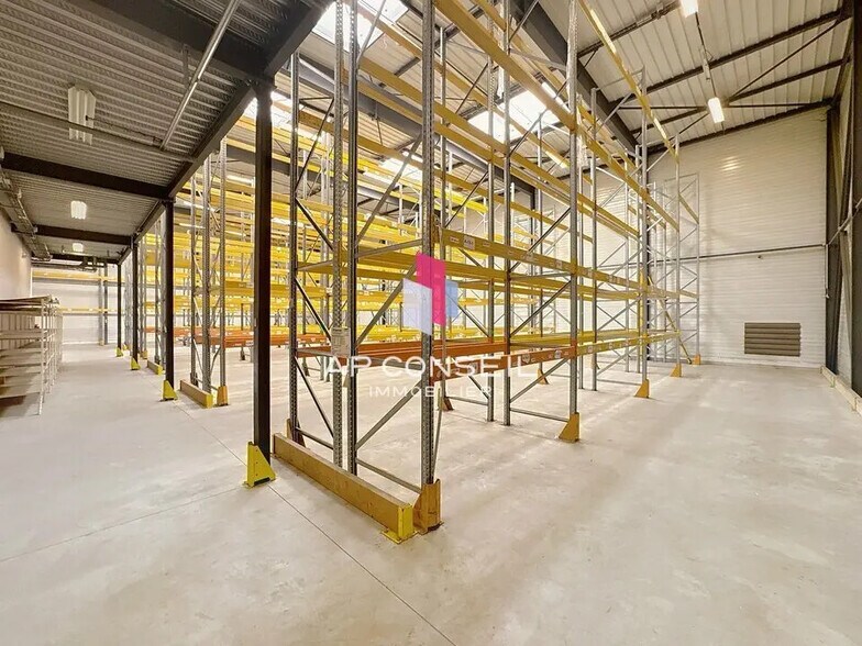 Flex in Méré for lease - Interior Photo - Image 3 of 11