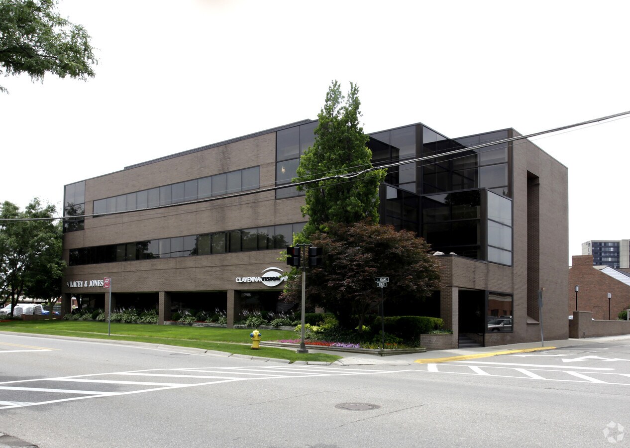 600 S Adams Rd, Birmingham, MI 48009