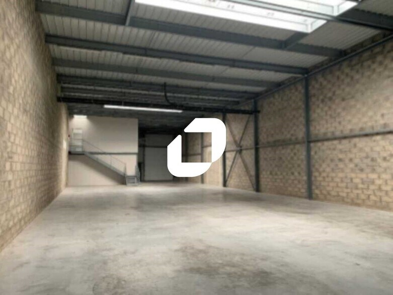 Flex in Chambly for lease - Interior Photo - Image 2 of 5
