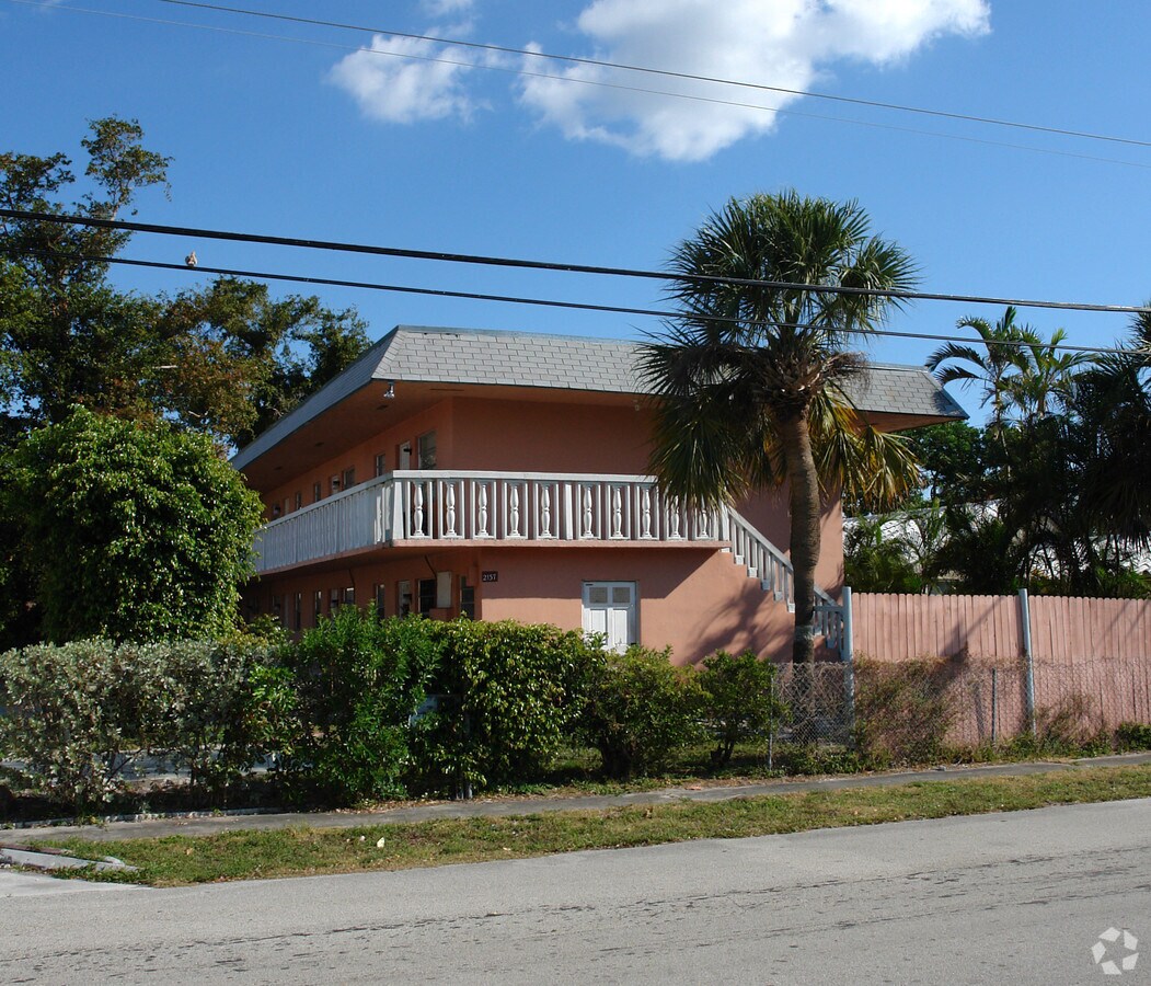 2137 Hayes St, Hollywood, FL 33020
