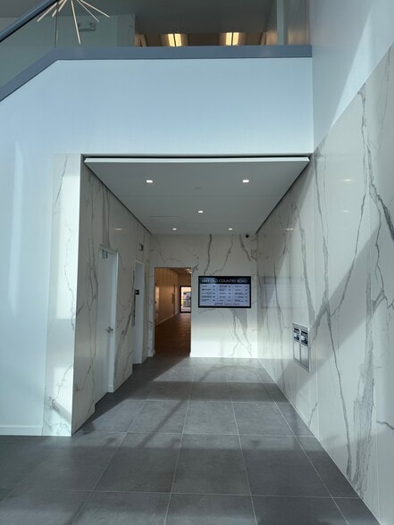 1055-1083 Old Country Rd, Westbury, NY for lease - Lobby - Image 2 of 6