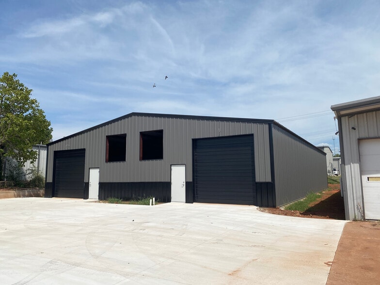 8610 N Classen Blvd, Oklahoma City, OK for lease - Building Photo - Image 2 of 6