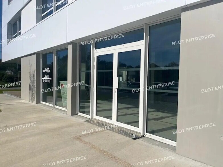 Retail in Vannes for lease - Building Photo - Image 3 of 6