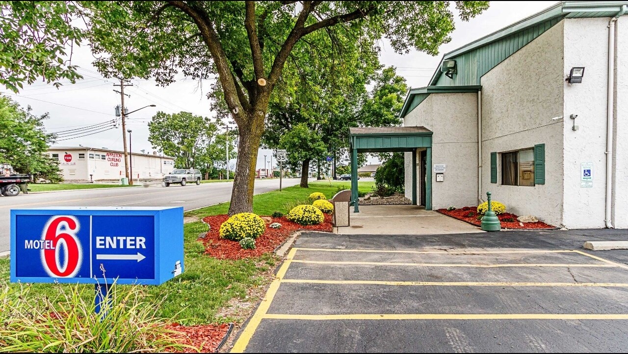 210 N Westhill Blvd, Appleton, WI for sale Building Photo- Image 1 of 1