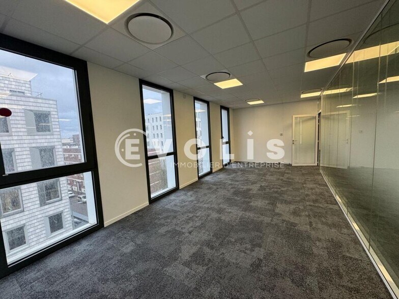 Office in Amiens for lease - Building Photo - Image 2 of 4