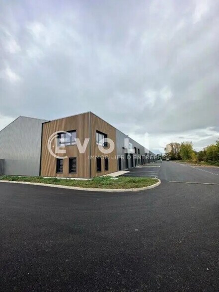 225 Avenue Des Marronniers, Bourgoin-Jallieu for sale - Building Photo - Image 2 of 49