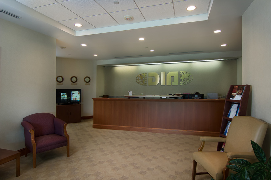 800 Enterprise Dr, Horsham, PA for lease - Lobby - Image 2 of 9