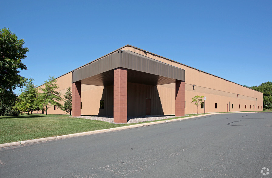 950 Lake Dr, Chanhassen, MN for lease - Building Photo - Image 1 of 5