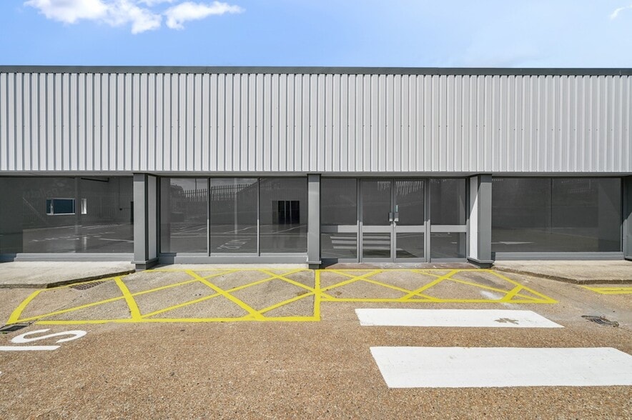 1 Carlton Rd, Ashford for lease - Building Photo - Image 3 of 13