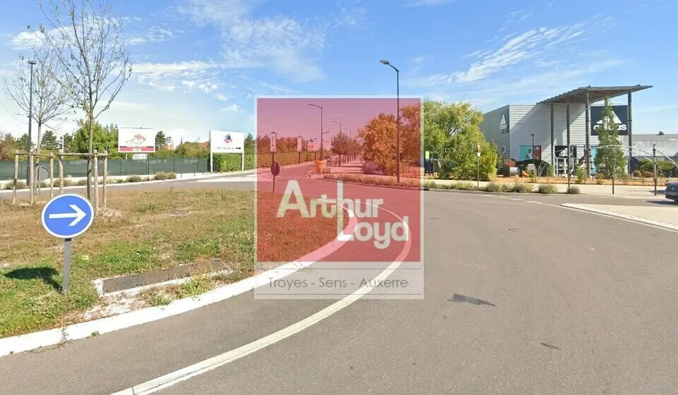 Retail in Saint-Julien-les-Villas for lease - Building Photo - Image 1 of 1