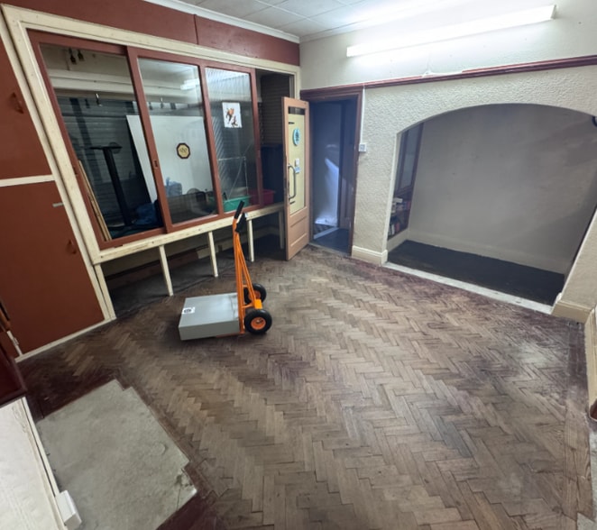 128 Station Rd, Llanelli for sale - Interior Photo - Image 3 of 5
