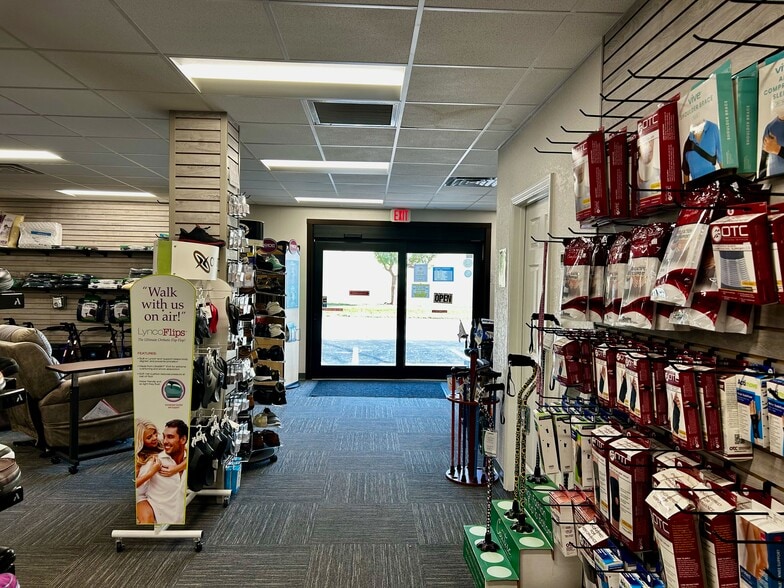 1156 Jasper St, Largo, FL for sale - Interior Photo - Image 2 of 13