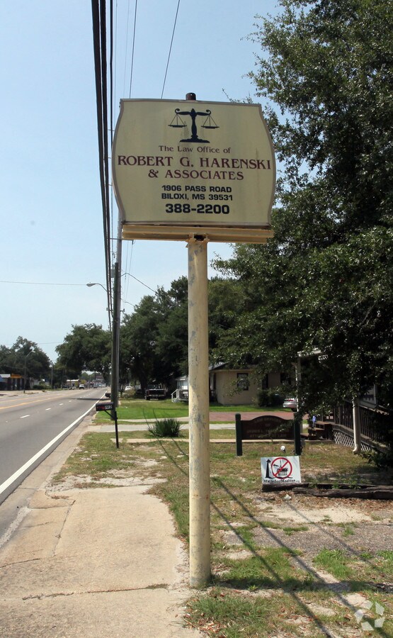 1906 Pass Rd, Biloxi, MS 39531