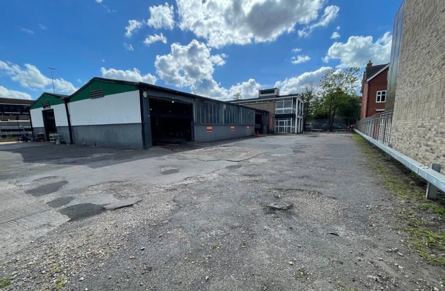 212 Durnsford Rd, London for lease - Building Photo - Image 2 of 3