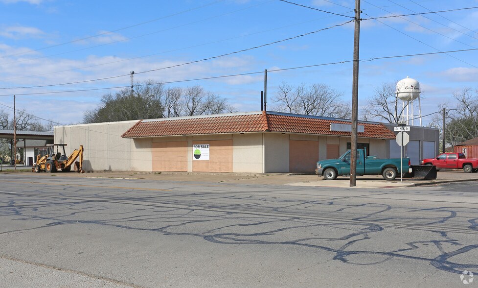 100 W Washington St, Giddings, TX for sale - Primary Photo - Image 1 of 1