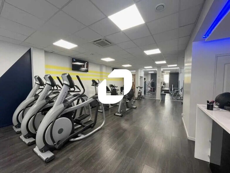 Retail in Malakoff for lease - Building Photo - Image 1 of 12