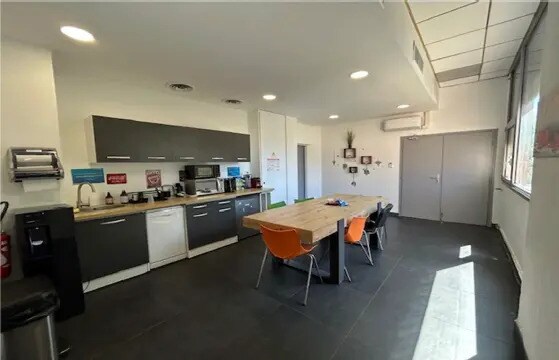 Office in Marseille for lease - Building Photo - Image 3 of 10