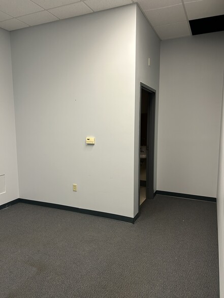 1148-1166 Westowne Dr, Neenah, WI for lease - Building Photo - Image 2 of 21