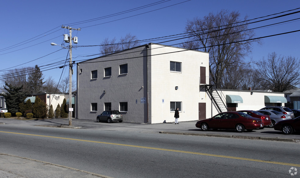 838 Dyer Ave, Cranston, RI for lease - Building Photo - Image 2 of 17