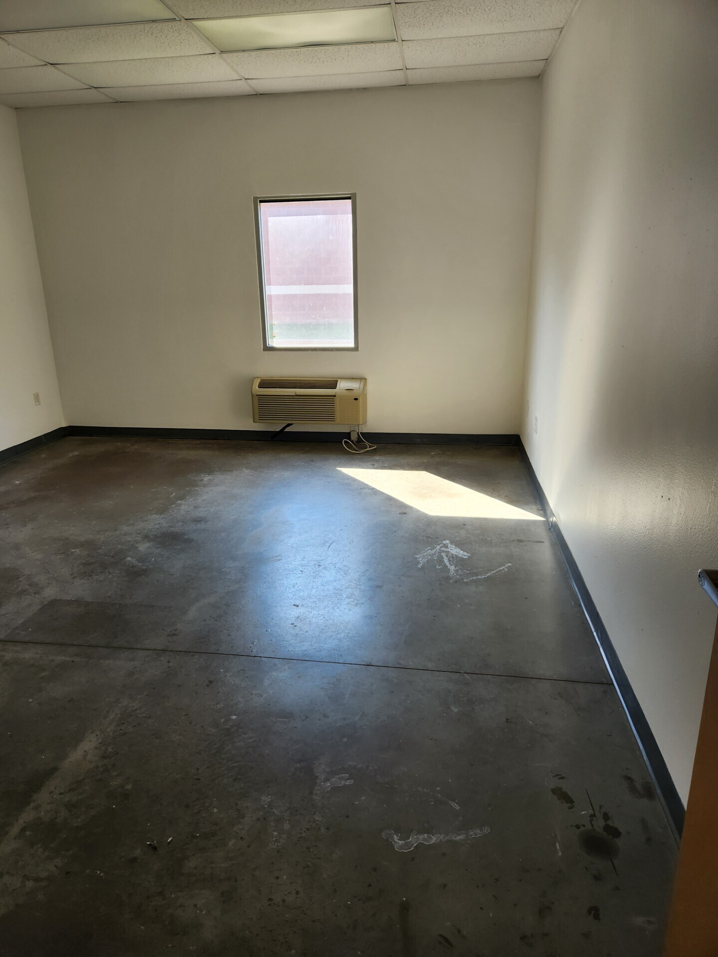 4303 S Bowen Rd, Arlington, TX for lease Interior Photo- Image 1 of 3