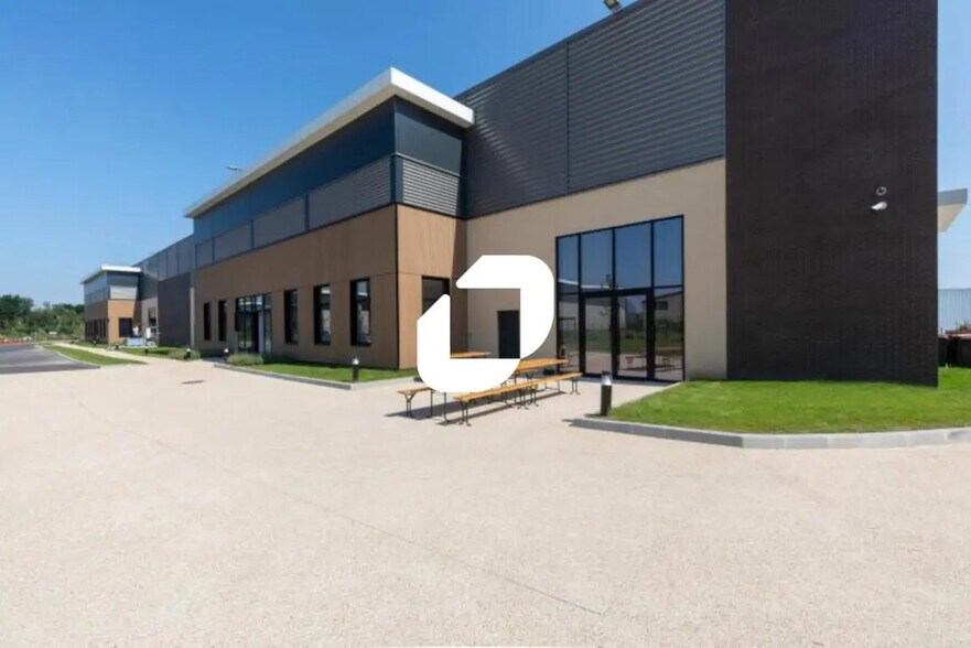 Office in Sucy-en-Brie for lease - Building Photo - Image 1 of 6