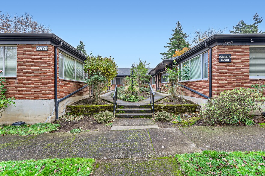 206-240 NE 66th Ave, Portland, OR for sale - Building Photo - Image 1 of 1