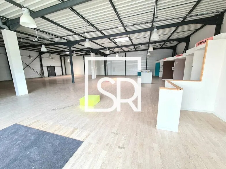 Retail in Mozac for lease - Building Photo - Image 2 of 5