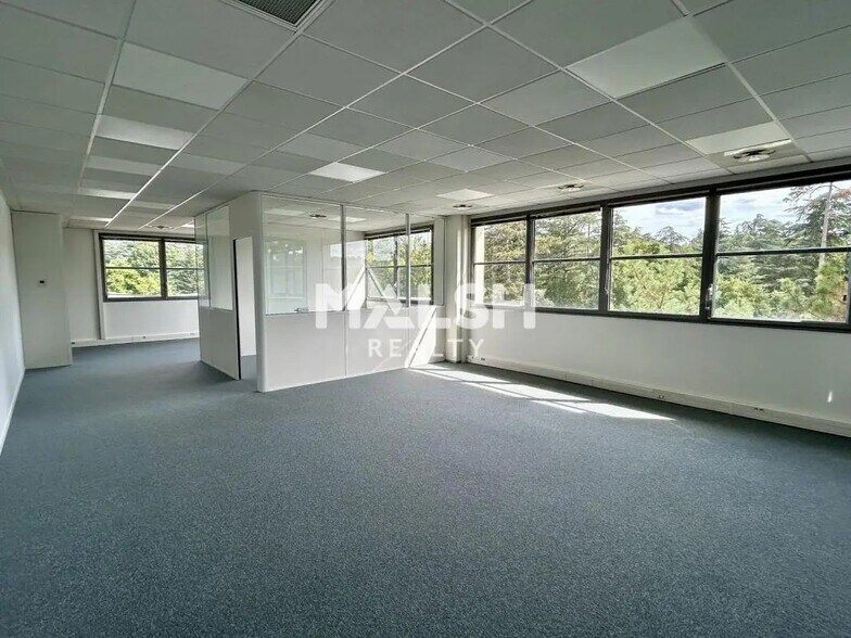 Office in Saint-Genis-Laval for lease - Building Photo - Image 3 of 12