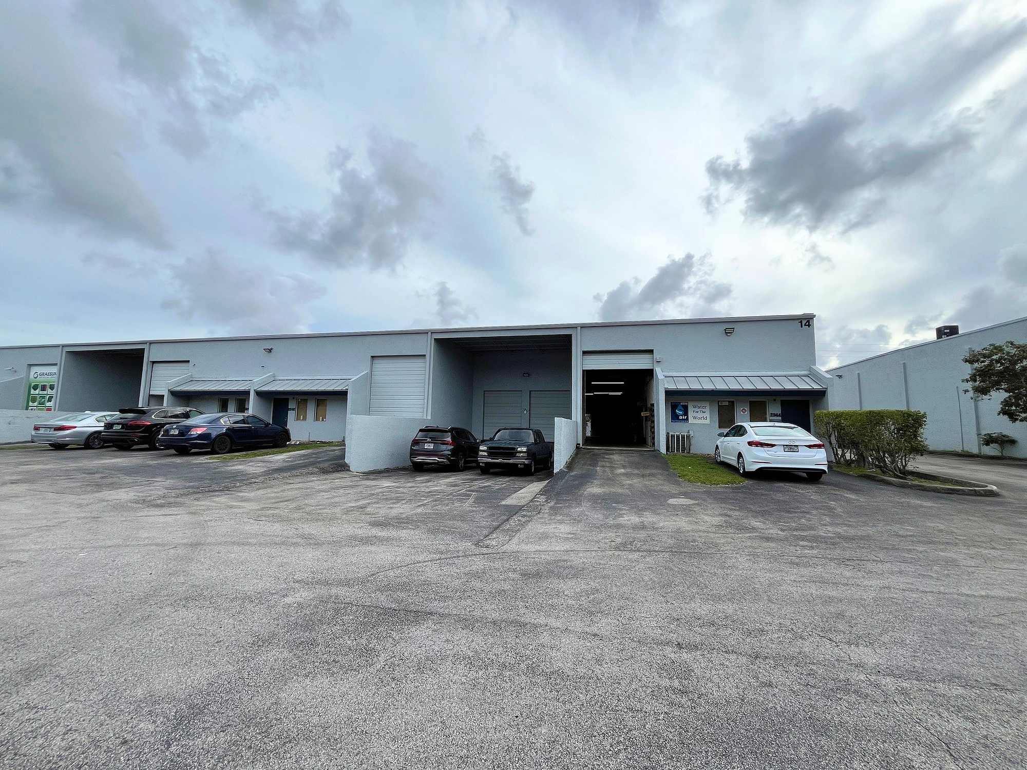 2696 NW 31st Ave, Lauderdale Lakes, FL for lease Building Photo- Image 1 of 2