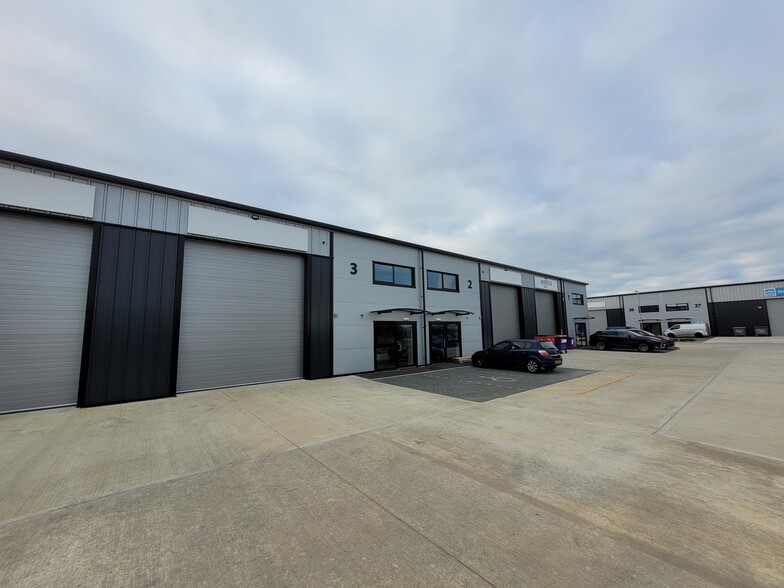 1-5 Axus Close, Biggleswade for lease - Building Photo - Image 2 of 6