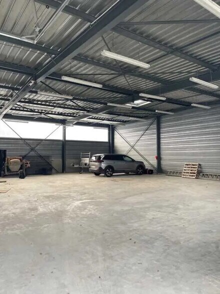 Flex in Bessenay for lease - Interior Photo - Image 2 of 9