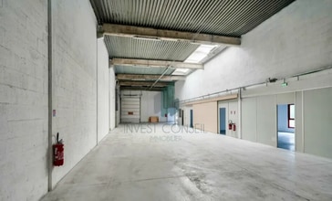 Flex in Éragny for lease Interior Photo- Image 2 of 4