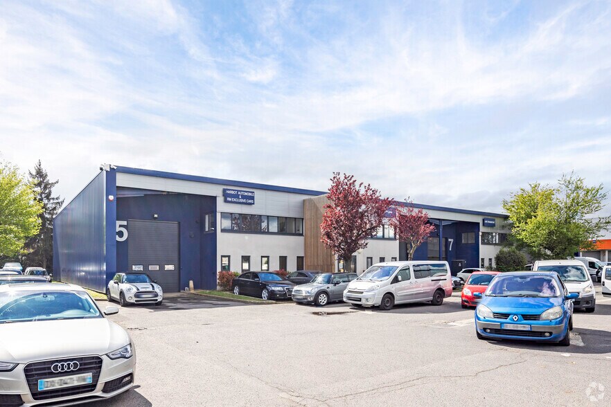 Flex in Saint-Ouen-l'Aumône for lease - Primary Photo - Image 1 of 3