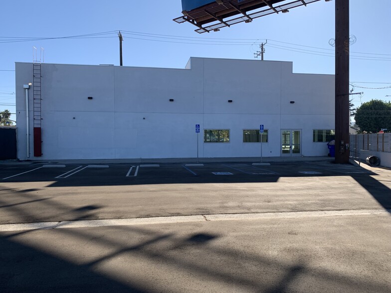 5075 W Adams Blvd, Los Angeles, CA for lease - Building Photo - Image 2 of 8