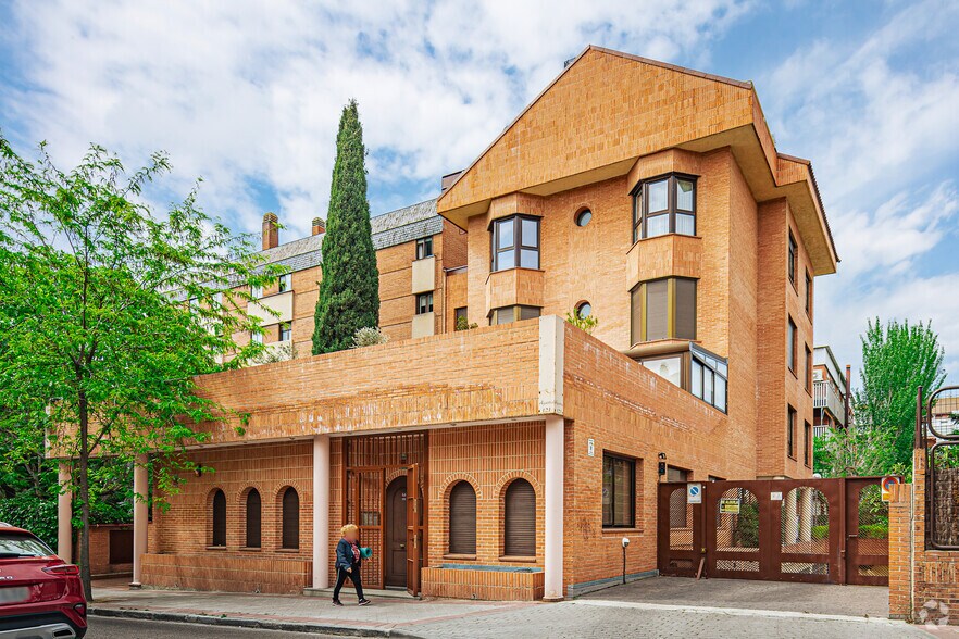 Multifamily in Madrid, Madrid for sale - Primary Photo - Image 1 of 1