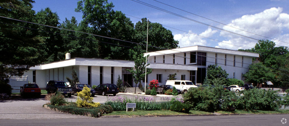 144 Old Brookfield Rd, Danbury, CT for lease - Primary Photo - Image 1 of 3