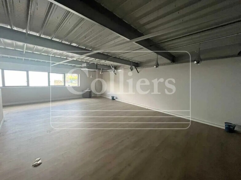 Flex in Éguilles for lease - Interior Photo - Image 3 of 4